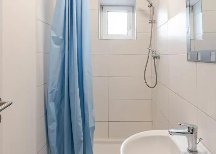 Direkt An Dem Rheinsteig Neben Der Whu Mitten Im Zentrum Von 法伦达尔